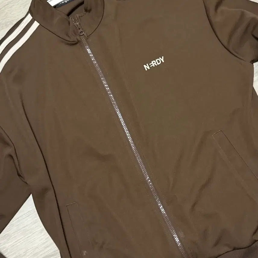 [BUNJANG] NERDY Brown Track Top Size M / 제가 애정하는 널디 브라운 색 팝니다ㅜㅜ 사이즈M