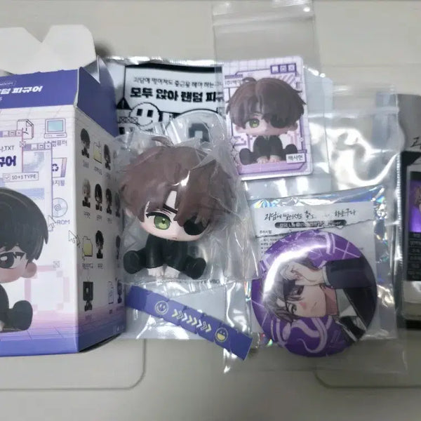 [BUNJANG] Gye-dam Chul-geun Baek Sa-heon Figure, Acrylic Photocard, and Badge Set / 괴담출근 백사헌 피규어+아크릴포카+뱃지 양도 괴출