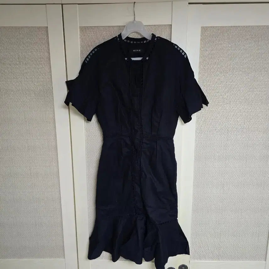 [BUNJANG] Mine Black Frill Detail Midi Dress / 마인 블랙원피스