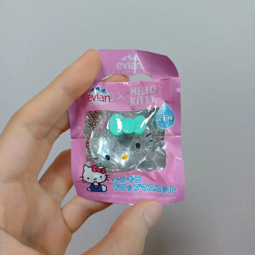 [BUNJANG] Evian x Hello Kitty Keychain / 에비앙 헬로 키티 키링
