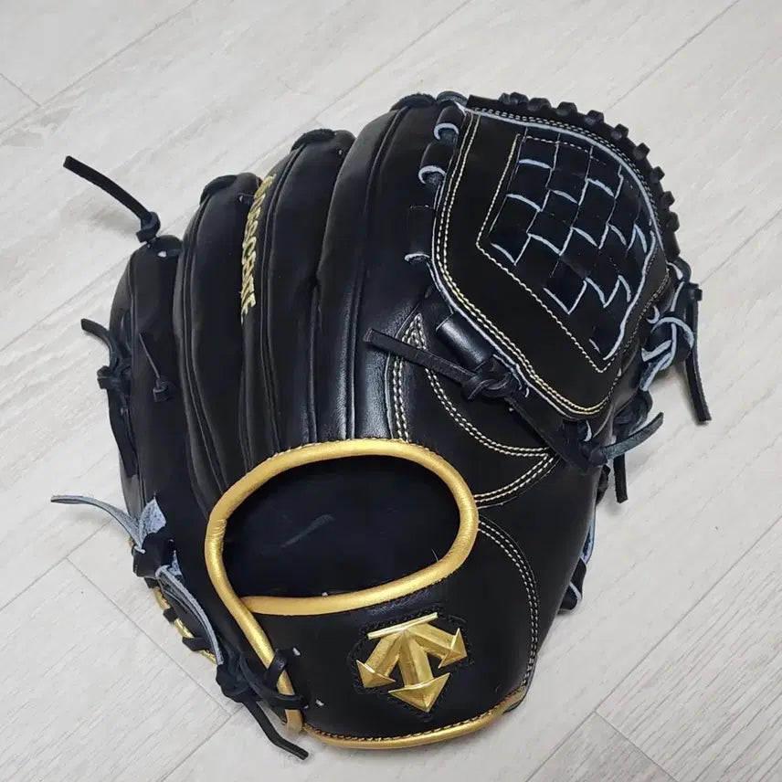 [BUNJANG] Descente Baseball Glove Black Gold / 데상트 야구 글러브 블랙 골드