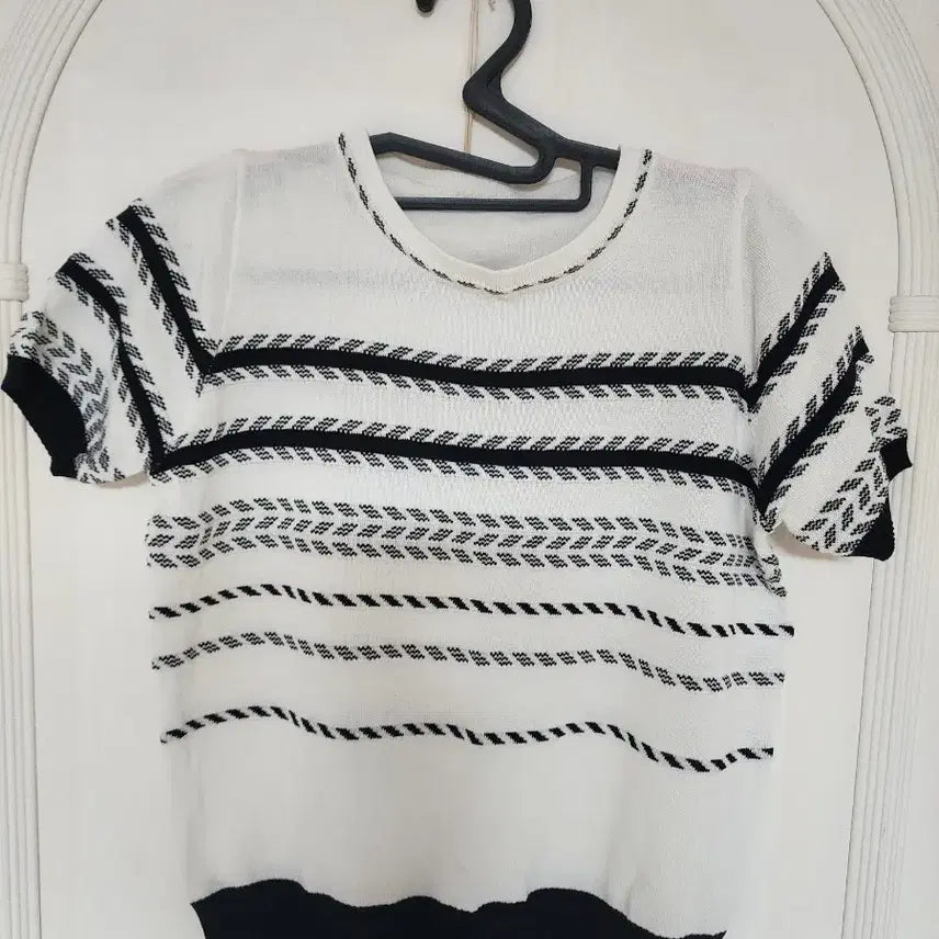 [BUNJANG] White Striped Short Sleeve Knit Top / 흰색 스트라이프 반팔 니트