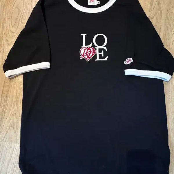 [BUNJANG] WE ALL ARE YOUNG BLACKHEART Logo Short Sleeve T-Shirt / 위얼드월드 블랙하트 로고 반팔티