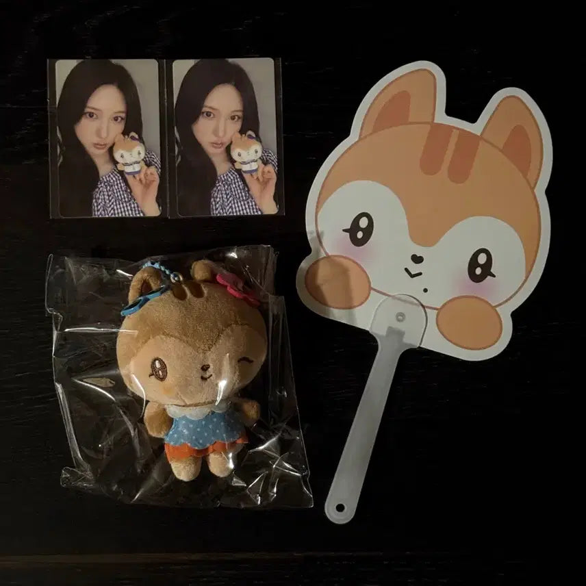 [BUNJANG] IVE Gaeul "Dive into IVE" Popup Bundle Set (Photocards, Tanning Keyring, Fan) / 다이브 인투 미니브 팝업 ive 아이브 가을 달이 세트 일괄 (7만원 포카 2장, 태닝 키링, 부채)