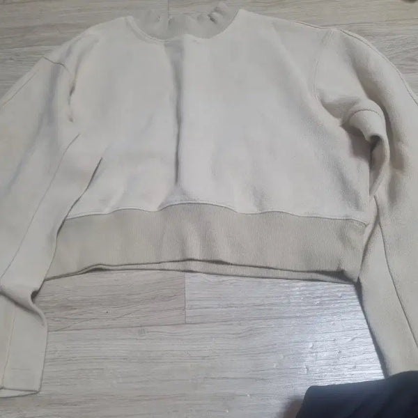 [BUNJANG] Amomento Cropped Sweatshirt Beige / 새상품급]]  아모멘토크롭맨투맨베이지. F. 정품