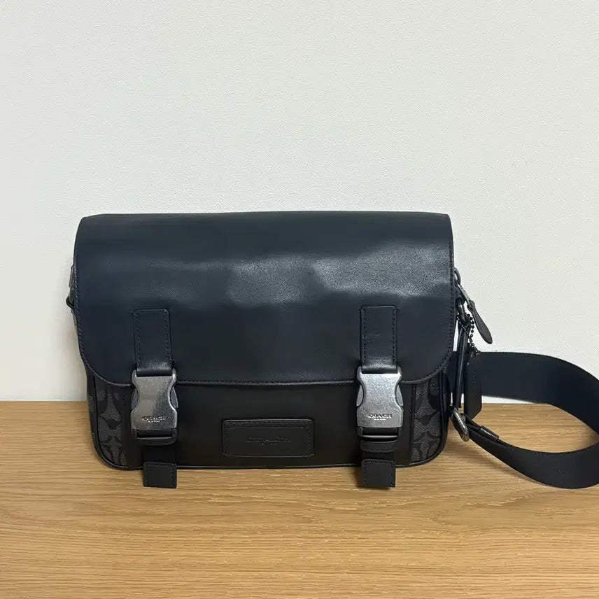 [BUNJANG] Coach Track Crossbody Bag / COACH 코치 크로스백 가방
