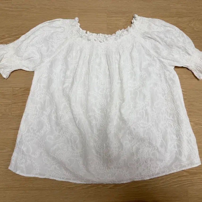 [BUNJANG] MISO White Embroidered Off-Shoulder Blouse L / 미쏘 화이트 자수 오프숄더 블라우스 L