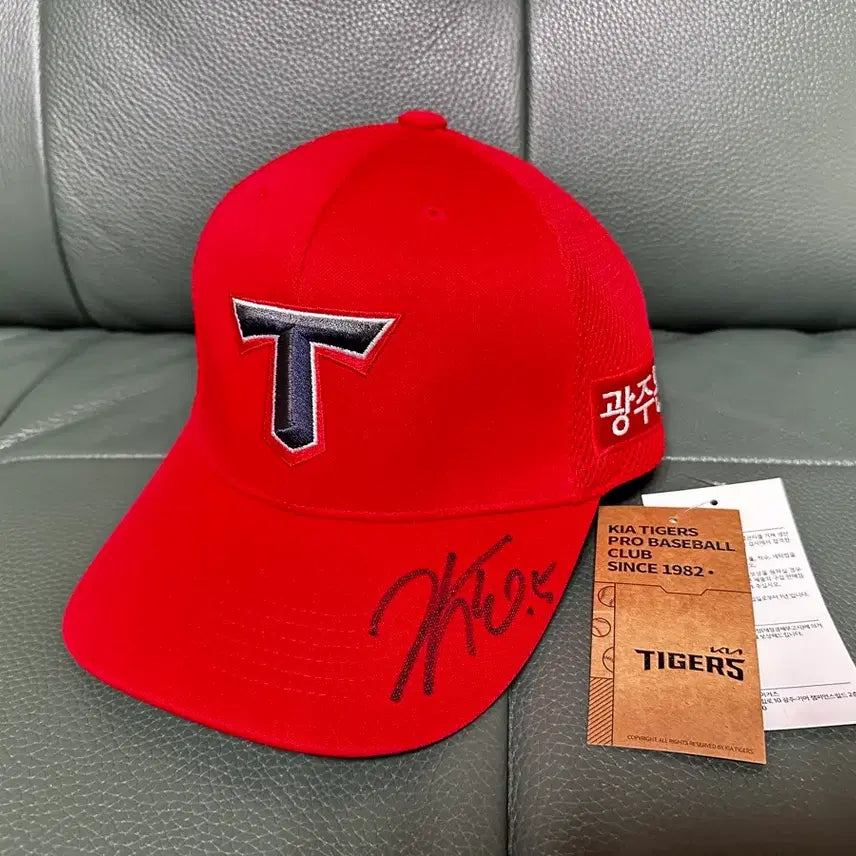 [BUNJANG] Kia Tigers Authentic Baseball Cap 58cm Kim Do-young Autographed / 기아타이거즈 어센틱 모자 58 김도영 사인