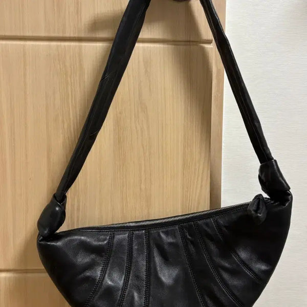 [BUNJANG] Croissant Shoulder Bag Black Leather Medium / 크루아상 숄더백 블랙 레더