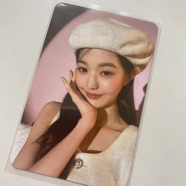 [BUNJANG] Jang Wonyoung Hapa Kristine Beret Photocard / 급처) 장원영 하파크리스틴 베레모 포카