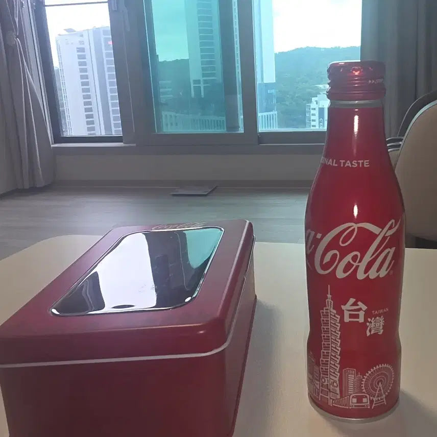 [BUNJANG] Coca-Cola Taiwan 50th Anniversary Tin Case Bottle Set / 코카콜라 대만 타워 50주년 틴케이스 보틀세트