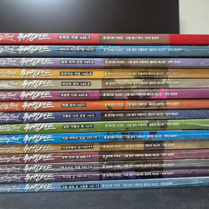 [BUNJANG] The Walking Dead Graphic Novel Volume 1-15 (Sealed/Unsealed) / 미개봉] 워킹데드 1~15권 만화책, 만화, 그래픽 노블, 코믹스 팝니다.