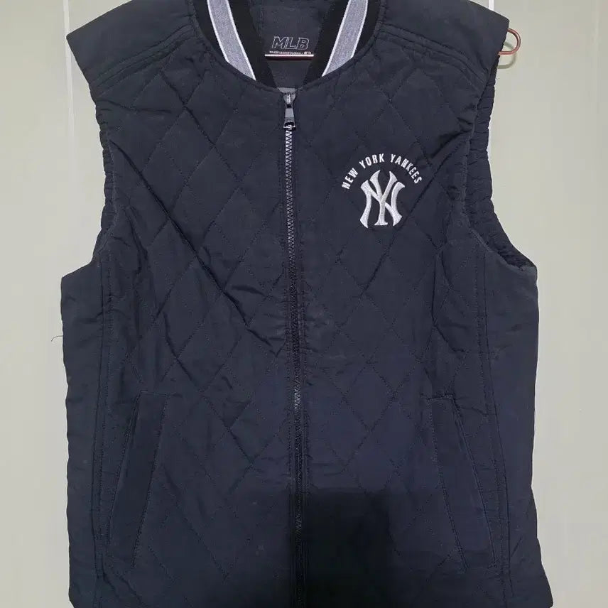 [BUNJANG] MLB New York Yankees Quilted Vest Black / MLB 뉴욕 양키스 퀼팅 조끼 검정