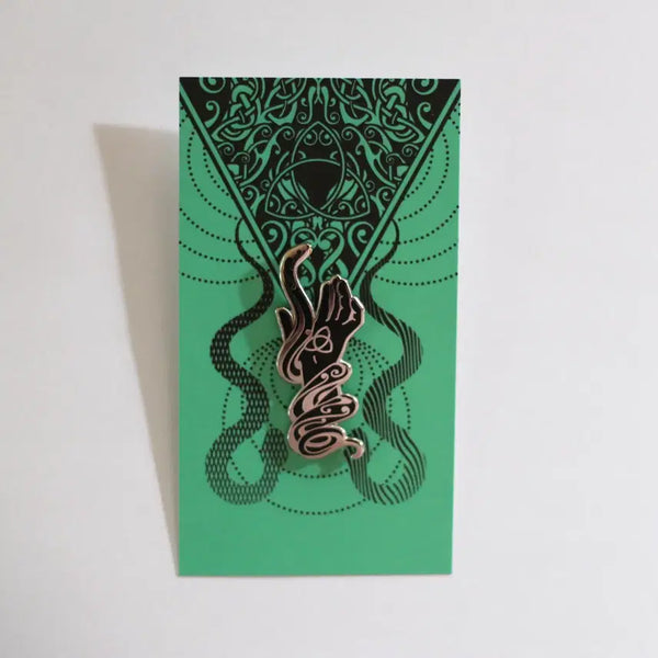 [BUNJANG] Marvel Thor & Loki Brothers Triquetra Hand & Snake Metal Pin - Black / 상품명: 마블 토르&로키 형제 뱃지 블랙 (Triquetra Hand & Snake) 금속 뱃지 금속 배지