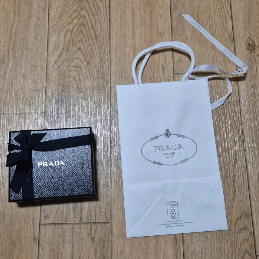 [BUNJANG] Prada Cardholder Box and Shopping Bag / 프라다 카드지갑 상자 & 쇼핑백