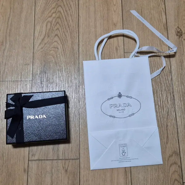 [BUNJANG] Prada Cardholder Box and Shopping Bag / 프라다 카드지갑 상자 & 쇼핑백