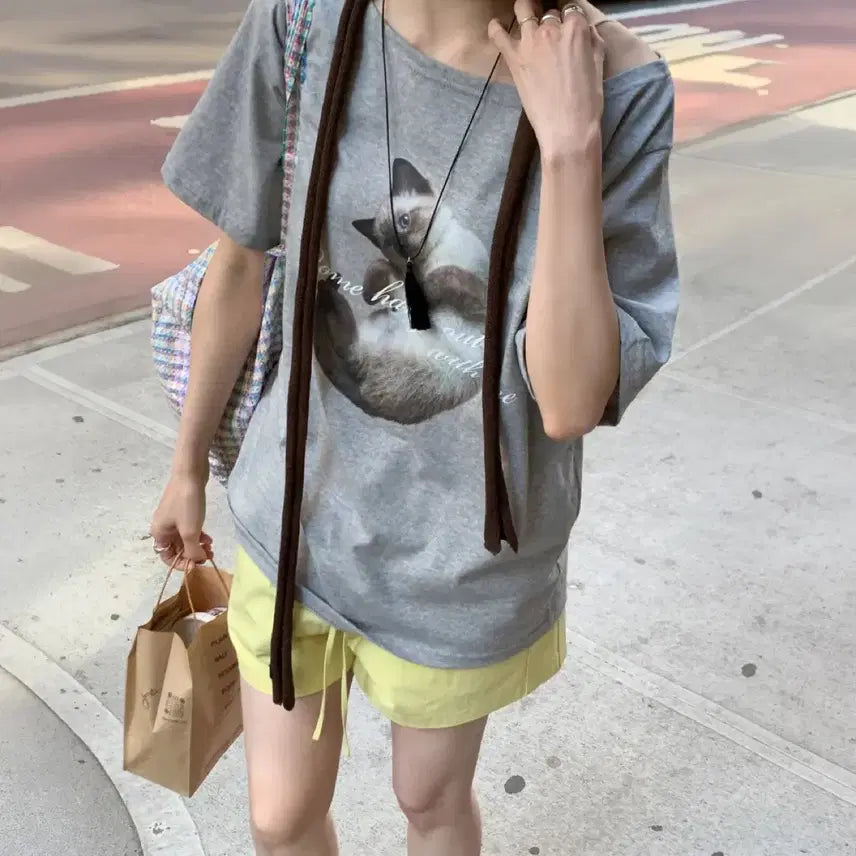 [BUNJANG] TOABE Cat Off-Shoulder T-Shirt (Gray) / 토아베 캣 오프숄더 티셔츠 (Gray)