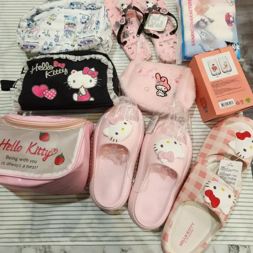 [BUNJANG] Sanrio Hello Kitty Slippers (2), Flip-flops (1), Pouch (4), Cup, and Hand Towel Set / 키티 슬리퍼2개+쪼리1개+파우치 4개+컵+핸드 타월