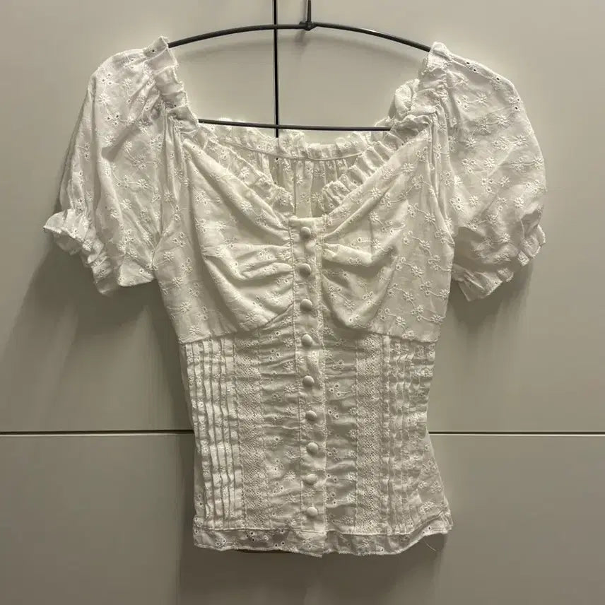 [BUNJANG] Embroidered Puff Sleeve Blouse - White / 자수 블라우스 화이트