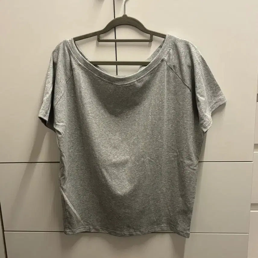 [BUNJANG] Gray Off-Shoulder Short-Sleeve T-Shirt / 그레이 오프숄더 반팔 티셔츠