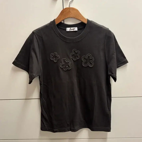 [BUNJANG] Flower Patch Short Sleeve T-Shirt Brown / 플라워 패치 반팔 티셔츠 브라운