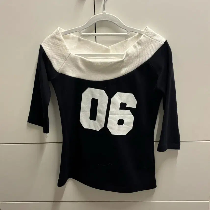 [BUNJANG] Asymmetrical Off-Shoulder 5-Sleeve T-Shirt with Number Detail / 06 넘버 언발 오프숄더 5부 티셔츠