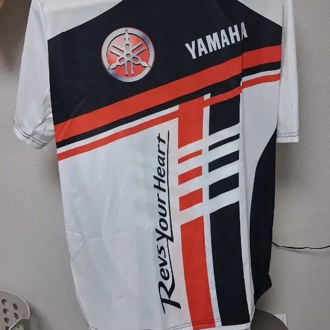[BUNJANG] Yamaha Motorcycle Cross-Country Racing T-Shirt 2XL / 야마하(YAMAHA) 모터사이클 크로스컨트리 레이싱 티셔츠(2XL)주요 특징디자인: 야마하 고유의 화이트, 레드, 블랙 컬러 블록 배색이 특징입니다. 전면에는 야마하 구형 및