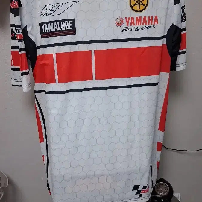 [BUNJANG] Yamaha World GP 60th Anniversary Racing Jersey T-Shirt (2XL) / 야마하 월드 GP 60주년 기념 레이싱 저지 티셔츠(2XL) 주요 디자인 특징시그니처 컬러: 야마하 레이싱 헤리티지를 상징하는 화이트, 레드, 블랙 배색이 적용되었습니다.스피