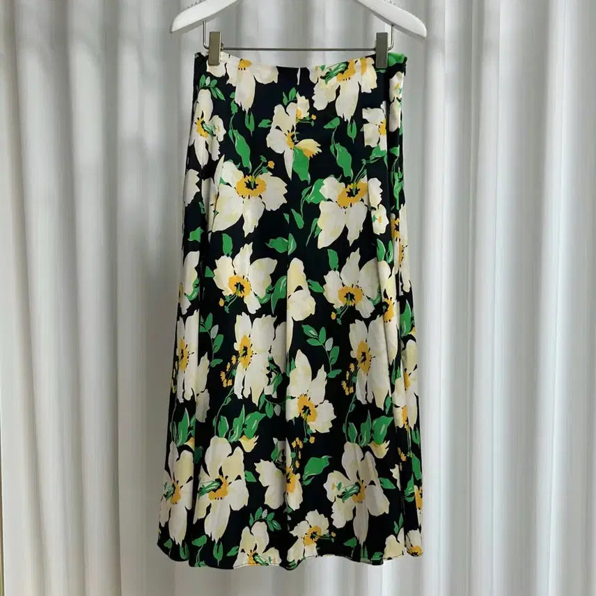 [BUNJANG] Big Flower Print Silk Touch Flare Long Skirt - Black/Ivory (Size S) / (새상품_수입의류) 빅플라워 실크 플레어 롱스커트 S