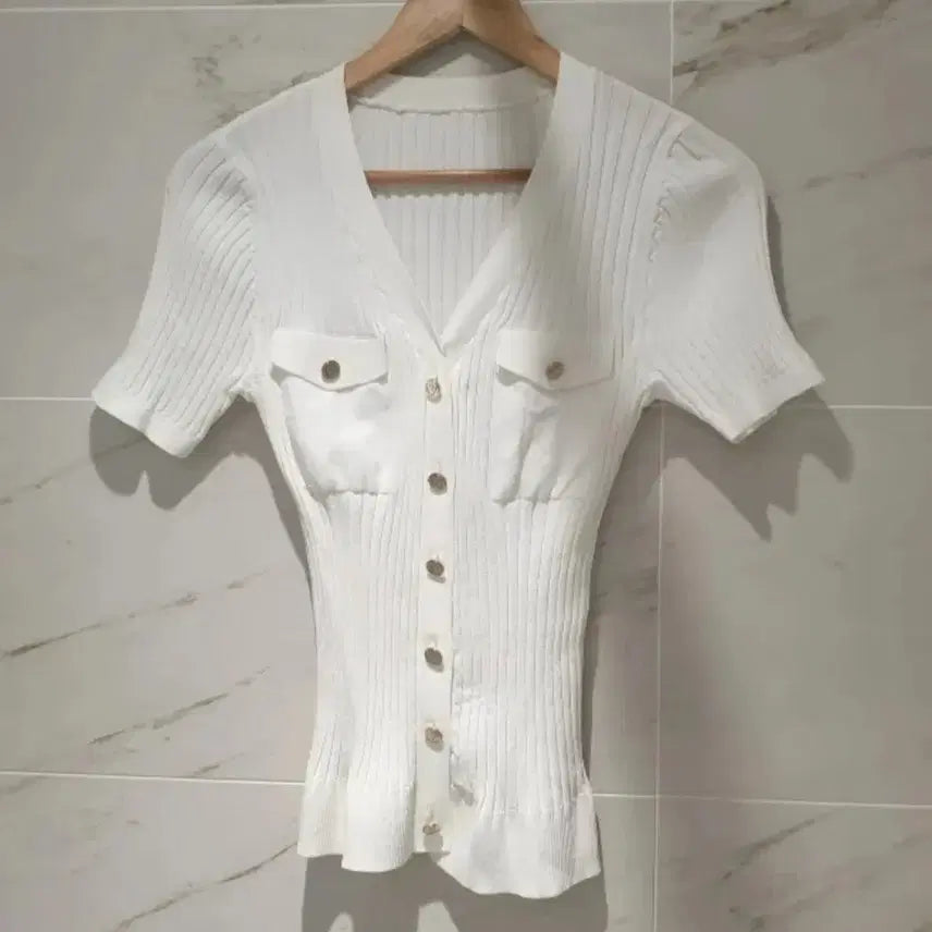 [BUNJANG] V-Neck Knit Short Sleeve Top with Gold Buttons / 반팔 브이넥 니트 s