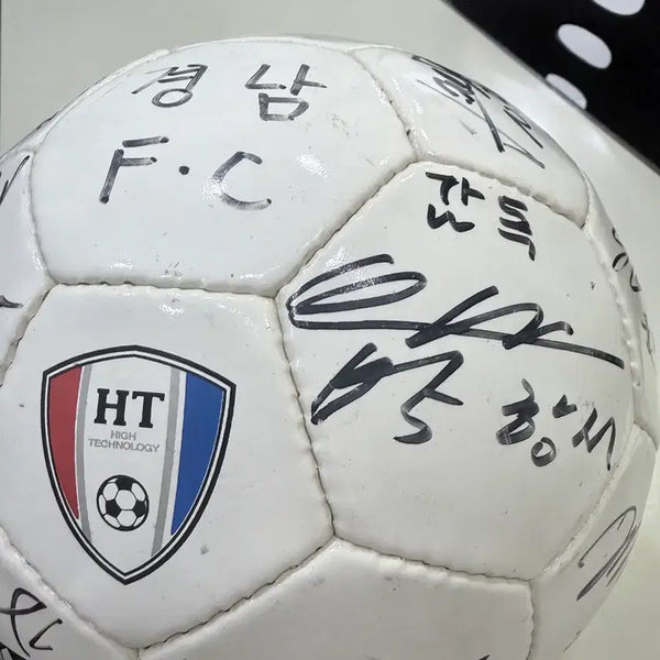 [BUNJANG] K-League Gyeongnam FC Signed Football (2007) - Park Hang-seo & 15+ Players / [친필]2007년 경남fc 박항서 감독 등 15명 이상의여러 코치진과 선수단 싸인볼
