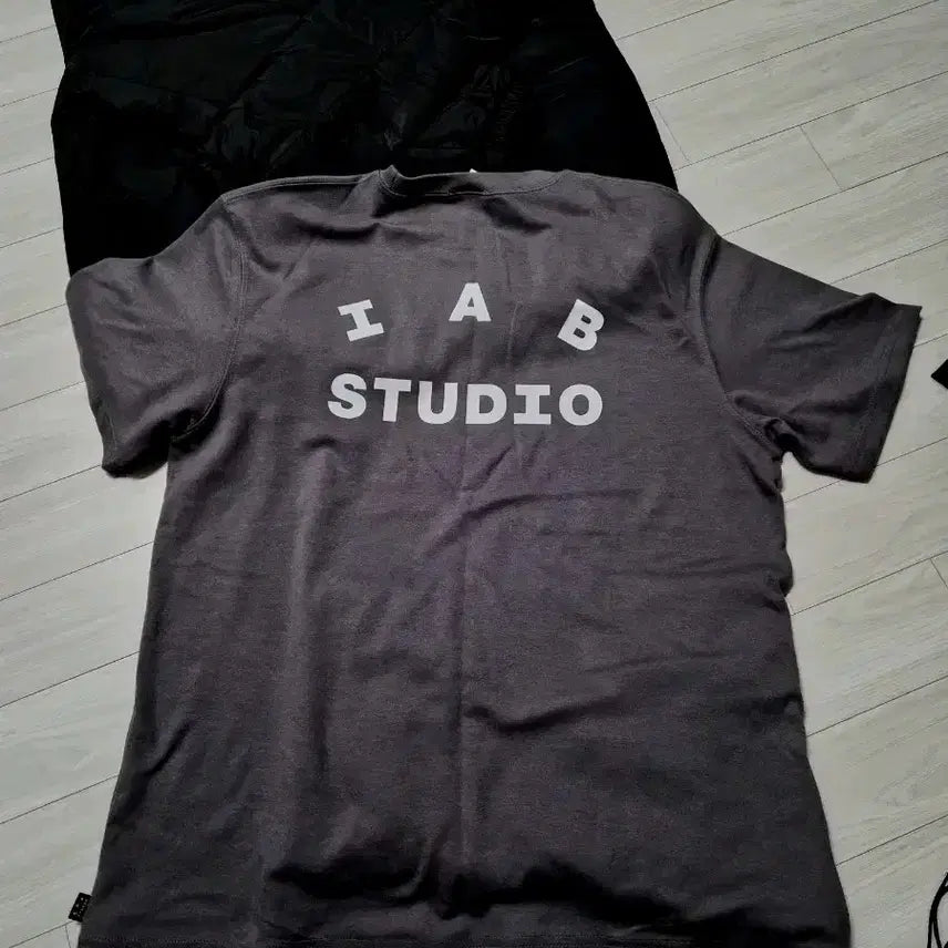 [BUNJANG] IAAP Studio At Home T-Shirt Charcoal XL / (4회착) 아이앱 스튜디오 앳 홈 티셔츠 차콜 XL 반팔