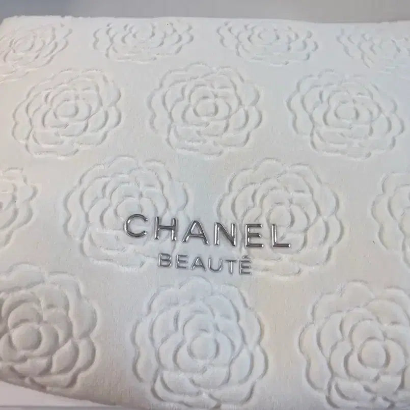 [BUNJANG] Authentic Chanel Beauty Camellia Pouch White / 정품샤넬 뷰티 까멜리아 파우치 화이트새제품