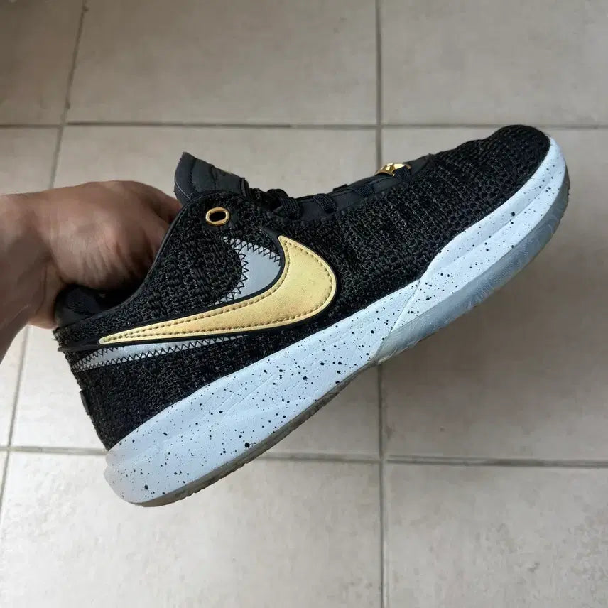 [BUNJANG] Nike LeBron 20 EP Basketball Shoes Black Metallic Gold / 나이키 르브론 20 EP 블랙 메탈릭 골드 농구화 260