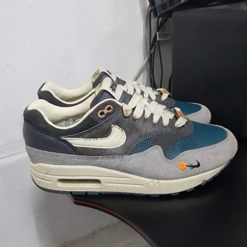 [BUNJANG] Nike Air Max 1 Kasina Collaboration Orange Embroidered Sneakers / 나이키 에어맥스 1 카시나 콜라보 오렌지 꽃 자수  255
