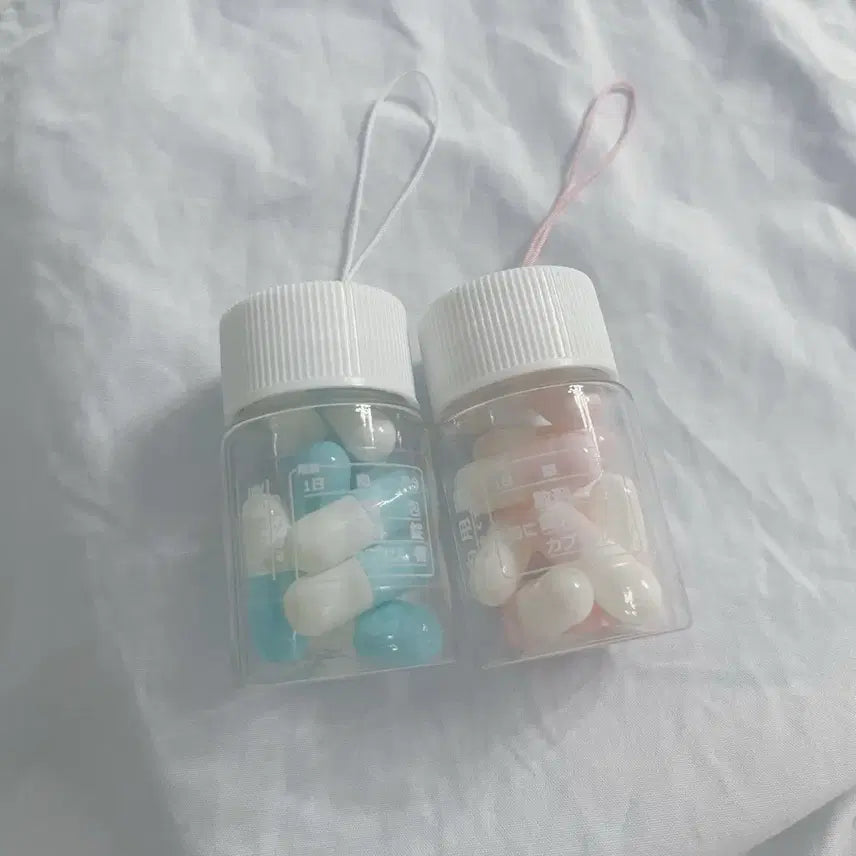 [BUNJANG] Capsule Medicine Bottle Shaped Keychain (3 Colors) / 양산형 캡슐 약병 모양 키링 서브컬처 데코 액세서리(3컬러)