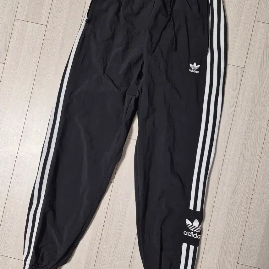 [BUNJANG] Adidas Women's Lock-Up Jogger Track Pants XS / 아디다스 우먼스 락업 조거 트랙팬츠 트레이닝복 사이즈xs사용감 많이 없어요^^아디다스 여성용 락업 트랙팬츠 블랙 제품 가벼운 나일론 평직 소재로 만든 1990년대 복고풍 조