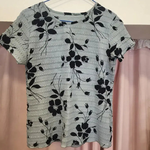 [BUNJANG] Floral Embossed Pleated Short Sleeve T-Shirt / 꽃무늬 엠보플리츠 반팔 티셔츠