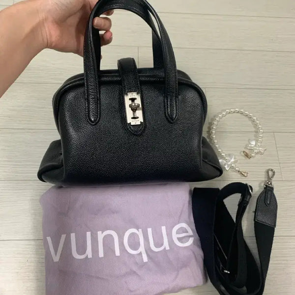 [BUNJANG] Vunque Tock Tote Small Black with Pearl Strap / 분크 토크 토트 스몰 블랙+진주스트랩덤