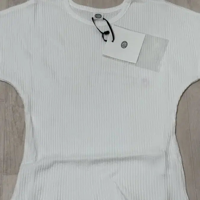 [BUNJANG] ETHOS Heart Lip Top Short Sleeve T-Shirt White / ETHOS 에토스 하트 립 탑 반팔티 화이트