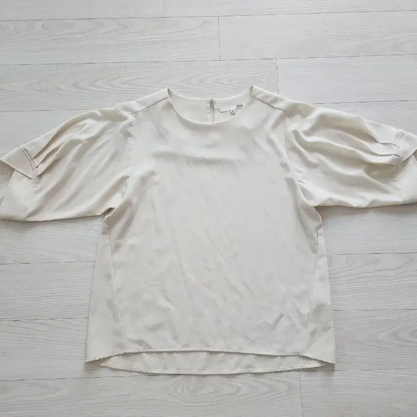 [BUNJANG] Mixxo Tulip Sleeve Blouse Ivory 66 / 미쏘 튤립소매 블라우스 아이보리66