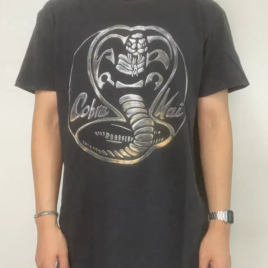[BUNJANG] Fifth Sun x Cobra Kai Snake Graphic Black Short Sleeve T-Shirt / 피프스선 x 코브라카이(Cobra Kai) 빈티지 뱀 그래픽 블랙 반팔 티셔츠
