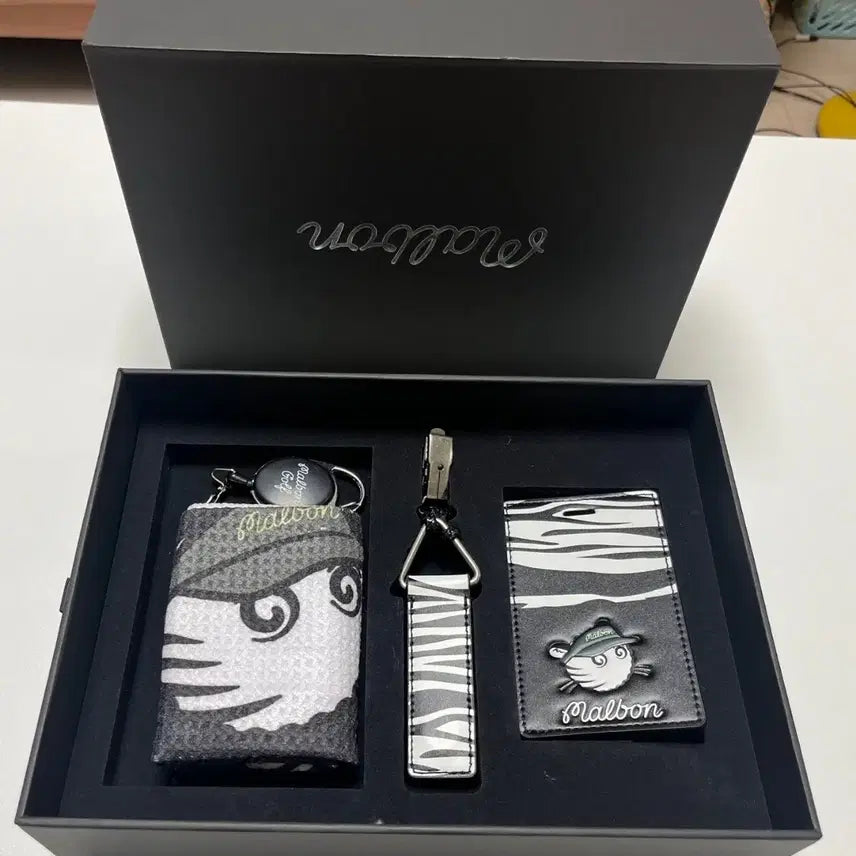 [BUNJANG] Malbon Golf Ball Towel, Putter Keeper, and Name Tag Set / 말본 볼타월,퍼터키퍼,네임택 세트 팝니다.