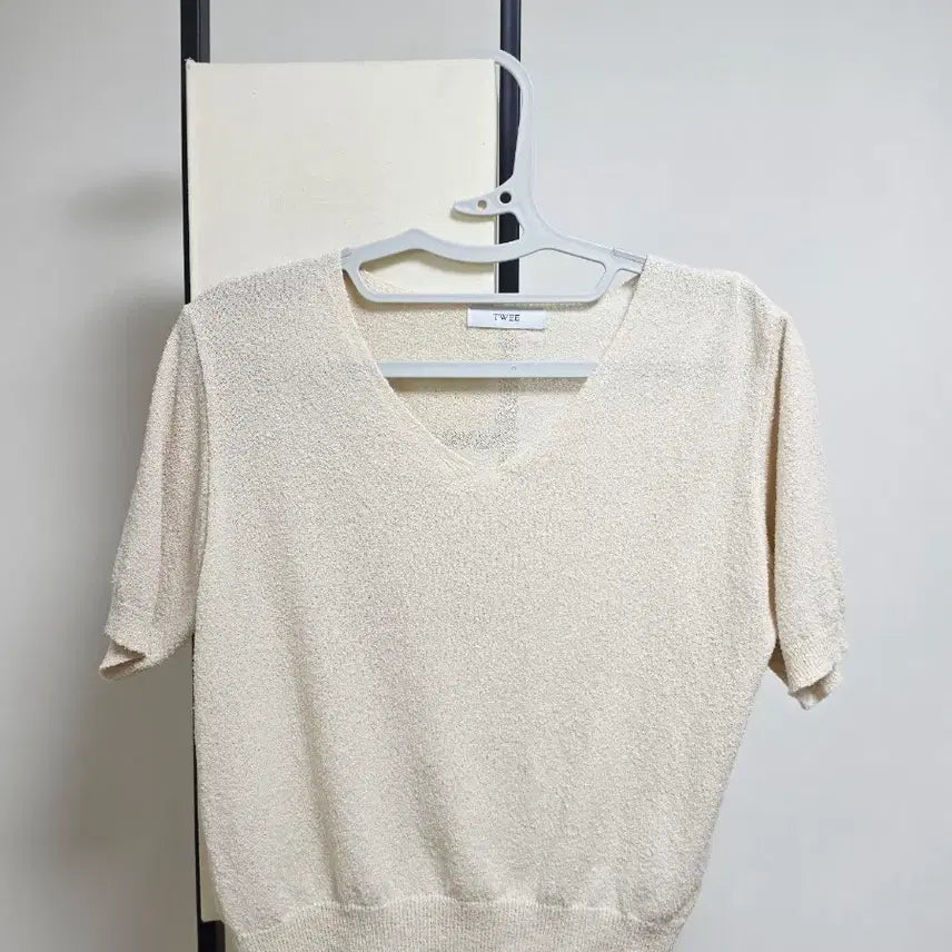 [BUNJANG] Twee V-Neck Short-Sleeve Knit Ivory / twee 브이넥 반팔 니트 아이보리