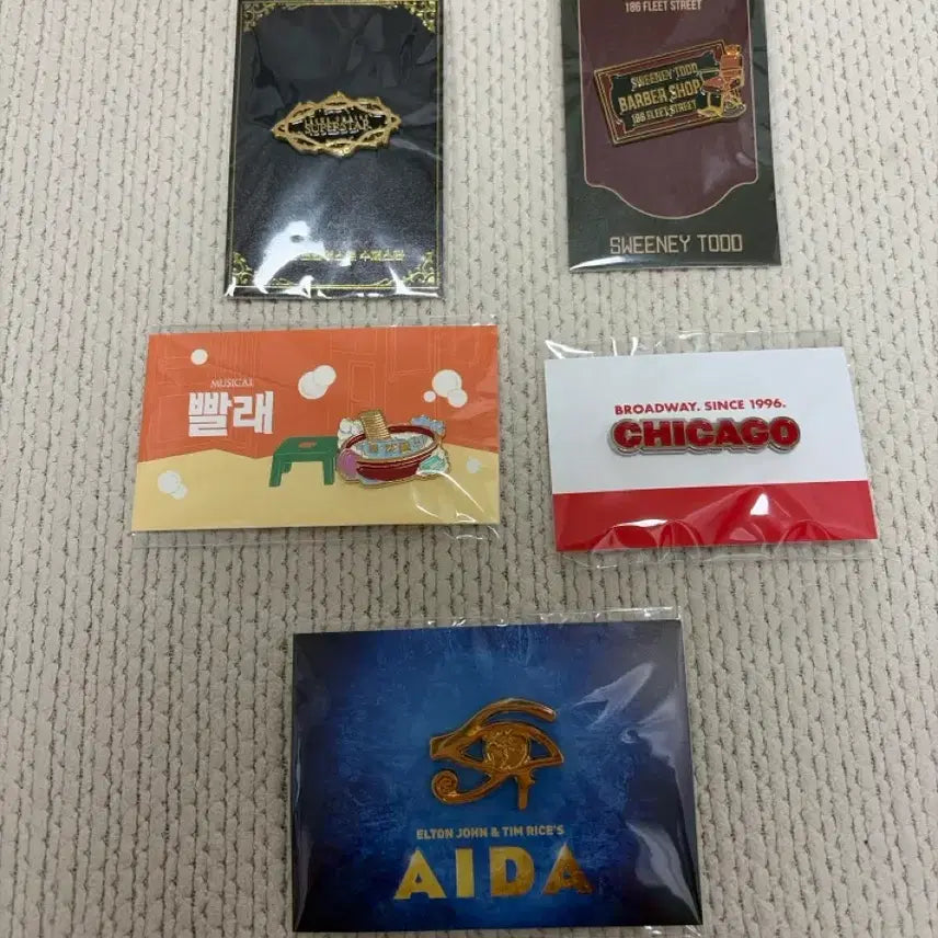 [BUNJANG] Musical Badge Set (Chicago, Laundry, Aida, Sweeney Todd, Jekyll & Hyde) / 뮤지컬 뱃지 세트 (시카고, 빨래, 아이다 스위니토드 지크슈)