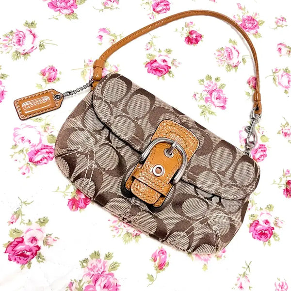[BUNJANG] Coach Signature Buckle Pouch Bag Yellow Beige / 귀요미) Coach 코치 시그니처 버클 파우치백 옐로우베이지