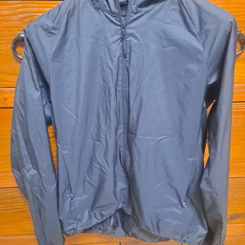 [BUNJANG] Uniqlo UV Pocketable Windbreaker Jacket - Black, Size L / 유니클로 uv 포켓터블 바람막이 L 사이즈