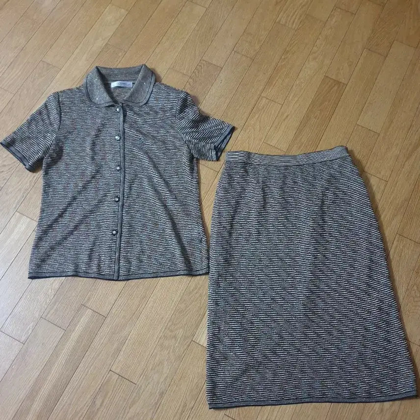 [BUNJANG] GJKNIT Knit Short-Sleeve Top and Bottom Set / 니트 반팔 상하의 세트