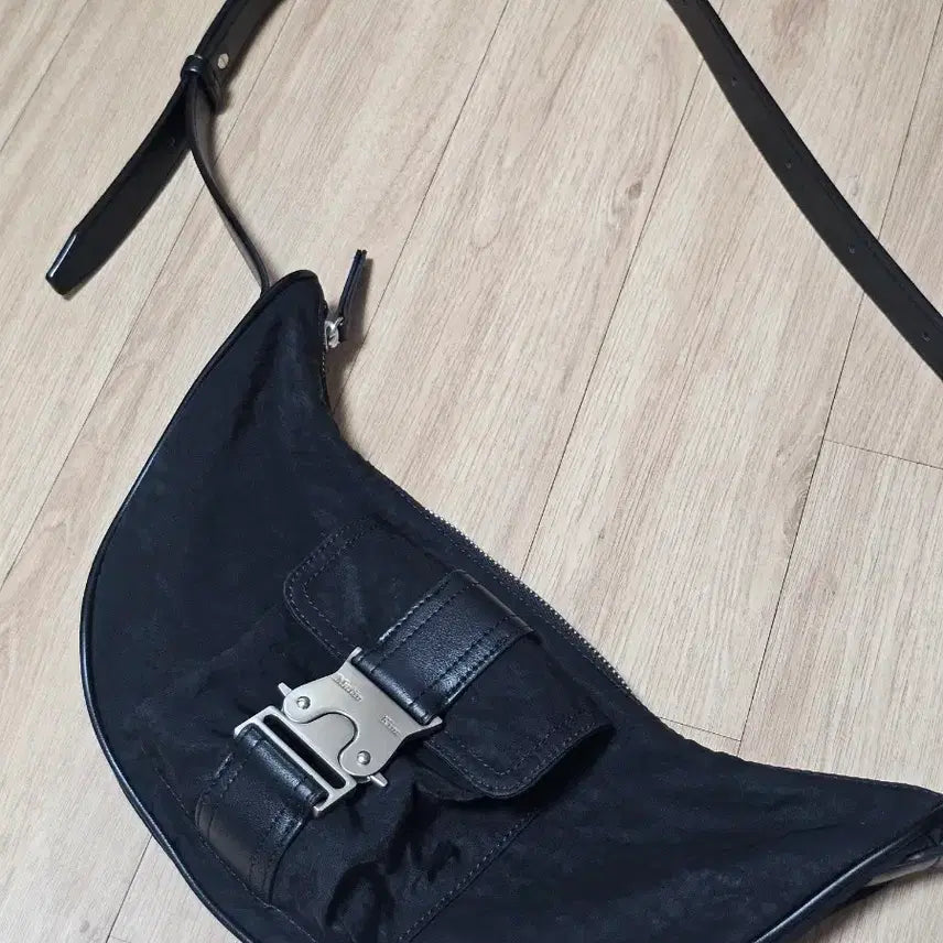[BUNJANG] Matin Kim Buckle Shoulder Bag Crossbody Bag / [무배] 마뗑킴 버클 숄더백 크로스백 블랙 나일론백