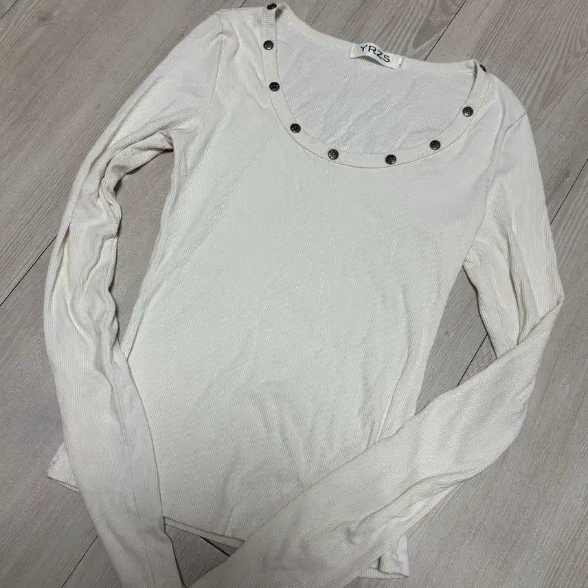 [BUNJANG] Ivory Button Long Sleeve T-Shirt / 아이보리 버튼 긴팔 티셔츠
